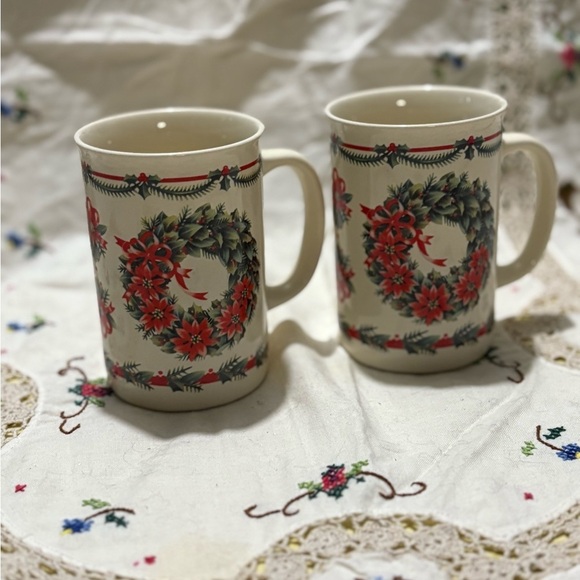 Otagiri Red and Green Holiday Decor Mugs set of 2 - Picture 3 of 8
